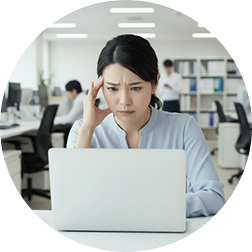 パソコンでデータを確認する担当者