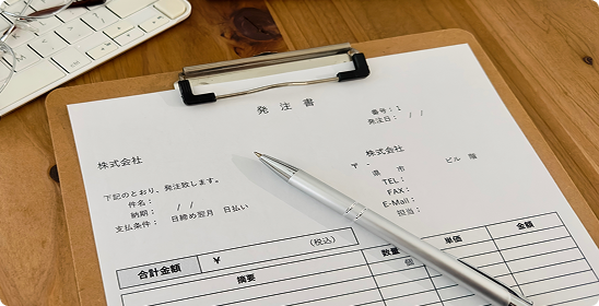 注文書に記入している様子