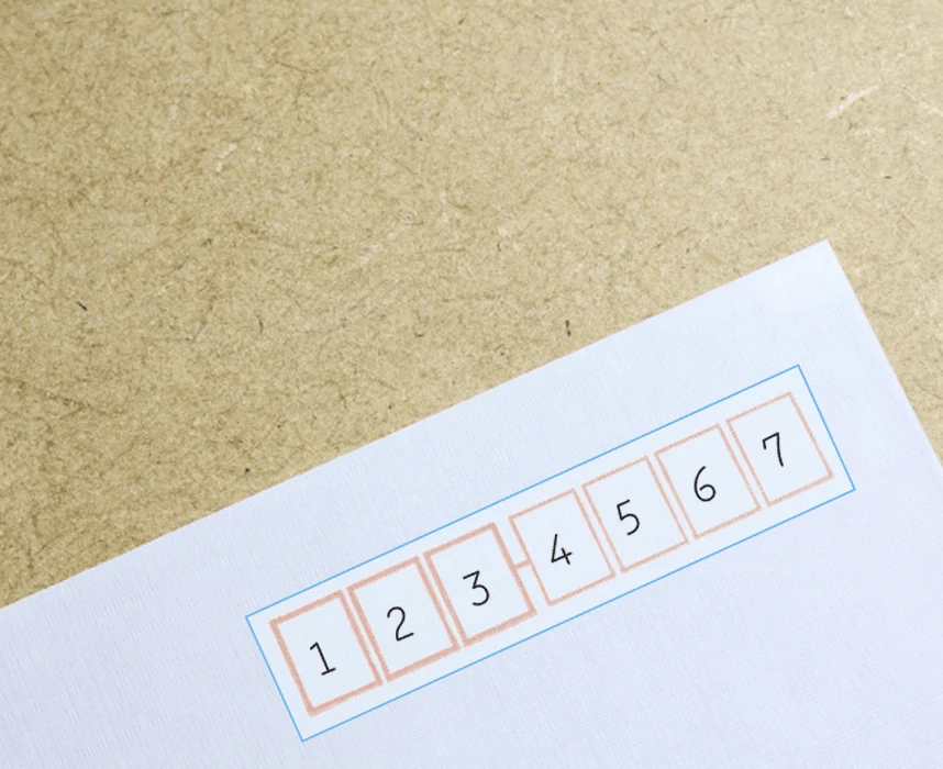 はがきの郵便番号枠に書かれた7桁の数字